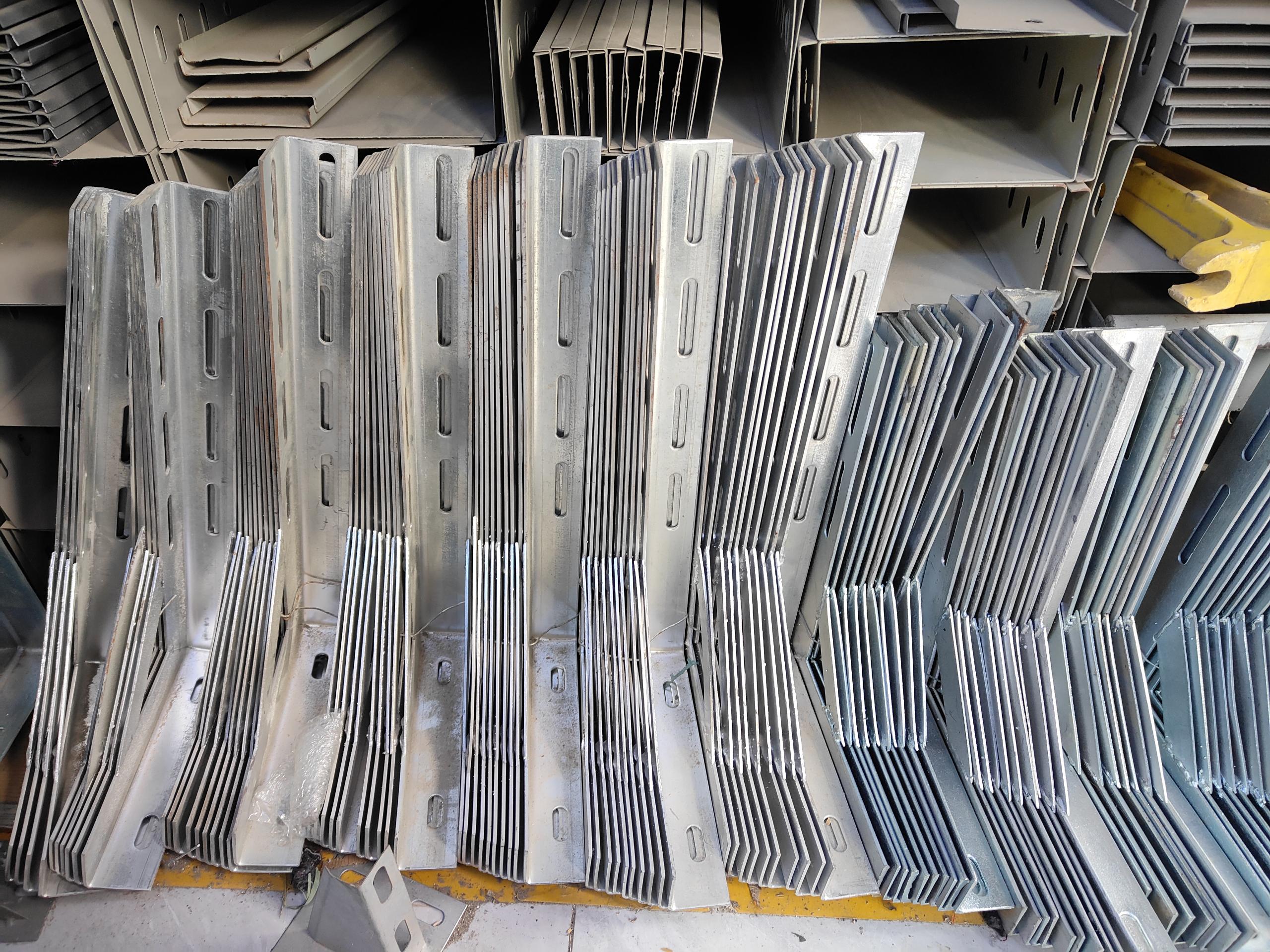 電纜橋架加厚角鐵斜撐